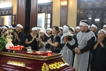 Vợ con khóc nghẹn trong lễ tang nghệ sĩ Hán Văn Tình