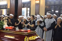 Vợ con khóc nghẹn trong lễ tang nghệ sĩ Hán Văn Tình