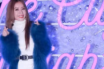 Chi Pu hụt hơi khi hát live ca khúc mới Talk to me