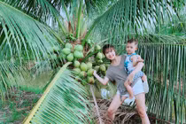 Nhìn là mê hình ảnh Lý Hải - Minh Hà đưa con về quê