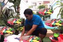 MC Quyền Linh mang "siêu thị" dép tổ ong cọ rửa, choáng vì số lượng khủng