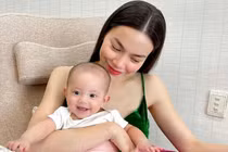 Con gái Hồ Ngọc Hà tươi rói khi được mẹ bế