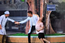 Hóa thân bác sĩ khoa sản, Ngô Kiến Huy rinh cúp