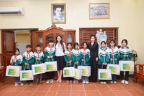 Hoa hậu Phan Kim Oanh, Bích Hạnh cùng nhau đi thiện nguyện