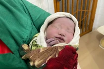 Sản phụ ở Lào Cai đi bộ 40km đến bệnh viện sinh con