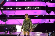 Người mẫu Hoàng Thùy đội mưa tổng duyệt show thời trang