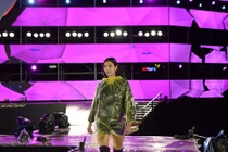 Người mẫu Hoàng Thùy đội mưa tổng duyệt show thời trang
