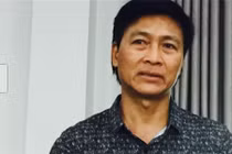 Quốc Tuấn khóc nghẹn khi con trai được trao học bổng