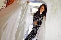 Phát hoảng Đông Nhi bụng bầu vượt mặt vẫn trèo cửa sổ chụp hình