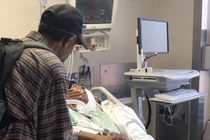 Chồng 98 tuổi mỗi ngày đi bộ gần 20 km tới bệnh viện thăm vợ