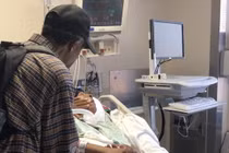 Chồng 98 tuổi mỗi ngày đi bộ gần 20 km tới bệnh viện thăm vợ