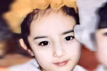 Lộ ảnh thời thơ ấu của Dương Mịch, xứng danh mỹ nhân “đẹp từ trong trứng“