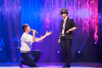 Vũ Cát Tường ngượng ngùng khi Sỹ Luân quỳ gối song ca