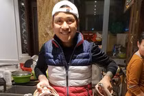 Tuấn Hưng gói bánh chưng chuẩn bị đón Tết tại nhà riêng