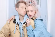 Con gái 19 tuổi của Thành Long kết hôn với bạn gái 31 tuổi