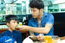 Tiết lộ chuyện cha dượng, con riêng trong showbiz Việt