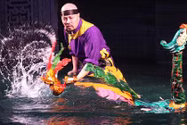 NSƯT Đức Hùng xuống nước múa rối trong cái rét kỷ lục