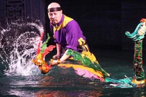 NSƯT Đức Hùng xuống nước múa rối trong cái rét kỷ lục