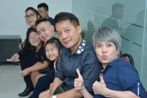 Việt Hương mượn quần áo chồng mặc để giao lưu với fan