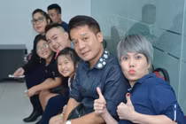 Việt Hương mượn quần áo chồng mặc để giao lưu với fan