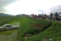 Xe hơi đi chúc Tết bay xuống ruộng như phim