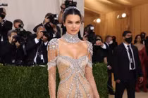 Kendall Jenner cầm đầu phe “mặc như không” trên thảm đỏ Met Gala 