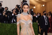 Kendall Jenner cầm đầu phe “mặc như không” trên thảm đỏ Met Gala 