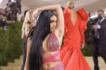 Con gái Madonna gây sốc khi khoe lông nách trên thảm đỏ 