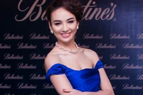 HH Ngọc Diễm hững hờ khoe vai trần gợi cảm