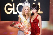 Siêu mẫu Hà Anh gợi cảm bên Hoa hậu Toàn cầu 2015