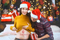 Diễn viên Tú Vi khoe bụng bầu “vượt mặt” bên ông xã Văn Anh