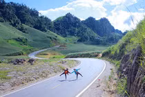 Rùng mình nhóm phượt thủ biến lòng đường thành nơi chụp ảnh