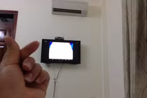 Vì sao đi khách sạn một mình, cô gái bị nhìn chằm chằm?