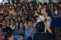 Khán giả ngồi tràn lòng đường sách nghe Hồng Nhung hát nhạc Trịnh