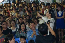 Khán giả ngồi tràn lòng đường sách nghe Hồng Nhung hát nhạc Trịnh