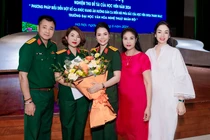 Tân Nhàn, Tự Long đến cổ vũ cô trò Lương Nguyệt Anh