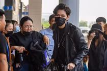 K-ICM xuất hiện ở sân bay đi Nga sau khi tung MV mới