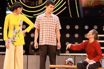 Thú vị Hoài Linh giả gái đứng chung sân khấu cùng Xuân Hinh