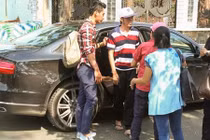 Danh hài Hoài Linh mang dép lê, ngồi xế sang đi diễn