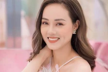 Nụ cười "toả nắng" của vợ NSND Công Lý