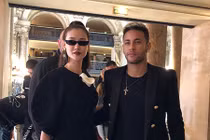 Maya chụp ảnh cùng cầu thủ Neymar tại show diễn Balmain