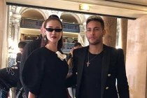 Maya chụp ảnh cùng cầu thủ Neymar tại show diễn Balmain