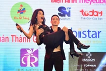 Kim Lý bế bổng Trương Ngọc Ánh trước gần 8000 khán giả