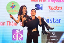 Kim Lý bế bổng Trương Ngọc Ánh trước gần 8000 khán giả