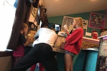 Justin Bieber tạo dáng khó đỡ khi đưa vợ sắp cưới về quê