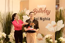 Choáng ngợp tiệc sinh nhật MC Đại Nghĩa với 500 bông sen trắng