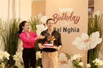 Choáng ngợp tiệc sinh nhật MC Đại Nghĩa với 500 bông sen trắng