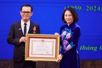 NSND Trung Hiếu nhận Huân chương Lao động hạng Ba