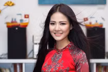 HH Trần Thị Quỳnh bán áo dài Mrs World làm từ thiện