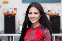 HH Trần Thị Quỳnh bán áo dài Mrs World làm từ thiện